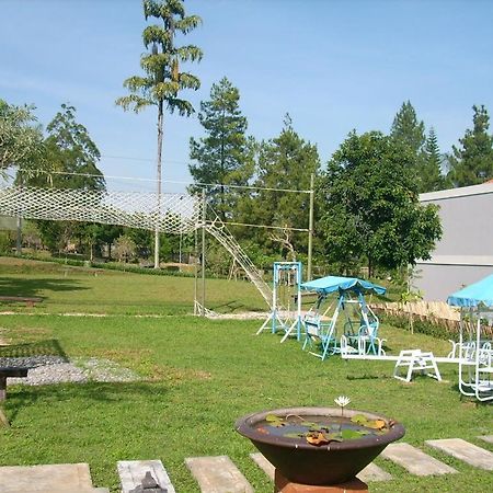 Villa Bukit Pinus Богор Екстериор снимка