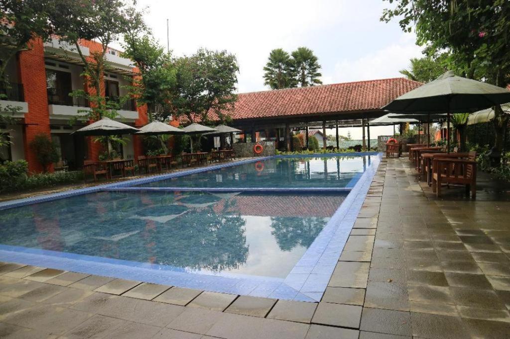 Villa Bukit Pinus Богор Екстериор снимка