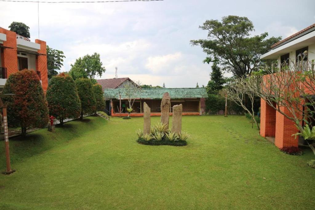 Villa Bukit Pinus Богор Екстериор снимка