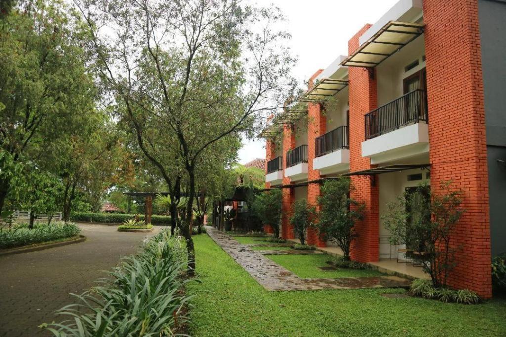 Villa Bukit Pinus Богор Екстериор снимка