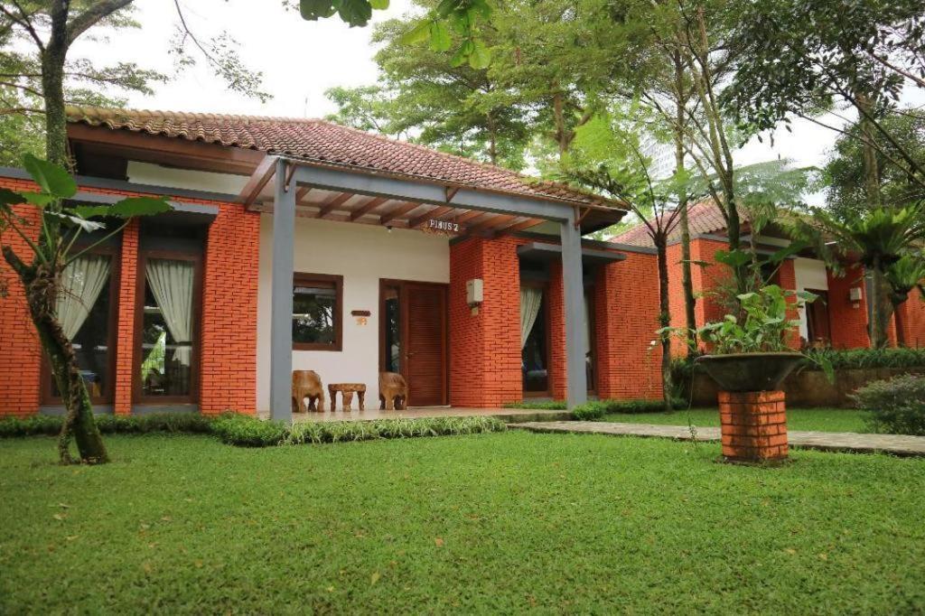 Villa Bukit Pinus Богор Екстериор снимка